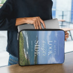 Ein positiver Ausblick auf das Leben / ©Seascape Laptopschutzhülle<br><div class="desc">Dieses Design weist einen Hintergrund auf ein originelles fotografisches Werk auf, das eine wunderschöne Küste mit blauen und weißen Wolken darstellt, begleitet von einer inspirierend Botschaft in der Mitte: "IMMER AUF DER LICHTEN SEITE DES LEBENS AUSSEHEN" in typografischer Kunst. Dieser Satz vermittelt eine optimistische Einstellung zum Leben - egal, welche...</div>
