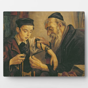 Ein Rabbi, der die Phylakterien an den Arm eines J Fotoplatte
