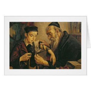 Ein Rabbiner, der die Gebetsriemen am Arm eines