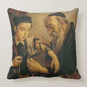 Ein Rabbiner, der die Gebetsriemen am Arm eines Kissen