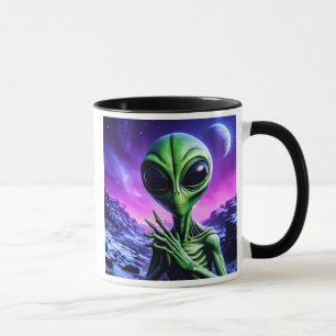 Ein rätselhafter Außerirdischer unter einem kosmis Tasse