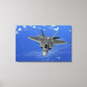 Ein Raubvogel der US-Luftwaffe-F-22 im Flug nahe Leinwanddruck