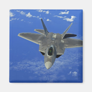 Ein Raubvogel der US-Luftwaffe-F-22 im Flug nahe Magnet