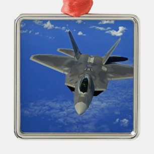 Ein Raubvogel der US-Luftwaffe-F-22 im Flug nahe Silbernes Ornament