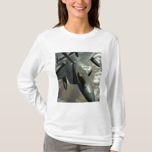 Ein Raubvogel der US-Luftwaffe-F-22 wird durch T-Shirt