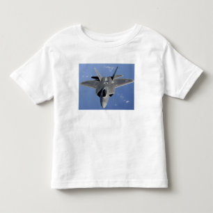 Ein Raubvogel F-22 bewegt sich in Position, um F2 Kleinkind T-shirt