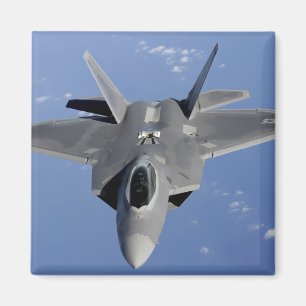 Ein Raubvogel F-22 bewegt sich in Position, um F2 Magnet