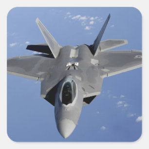 Ein Raubvogel F-22 bewegt sich in Position, um F2 Quadratischer Aufkleber