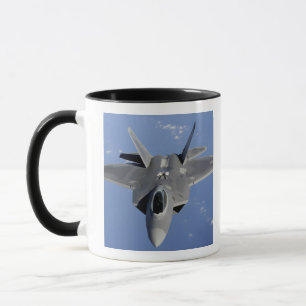 Ein Raubvogel F-22 bewegt sich in Position, um F2 Tasse