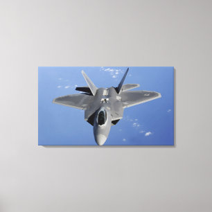 Ein Raubvogel F-22 bewegt sich in Position, um f Leinwanddruck
