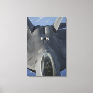 Ein Raubvogel F-22 bewegt sich in Position, um f Leinwanddruck