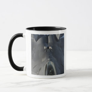 Ein Raubvogel F-22 bewegt sich in Position, um f Tasse