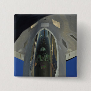Ein Raubvogel F-22 empfängt Brennstoff von einem Button