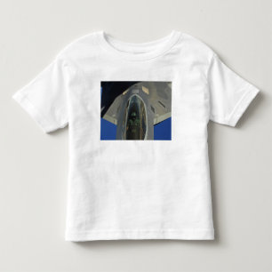 Ein Raubvogel F-22 empfängt Brennstoff von einem Kleinkind T-shirt