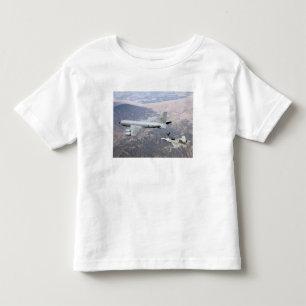 Ein Raubvogel F-22 empfängt Brennstoff von einem Kleinkind T-shirt