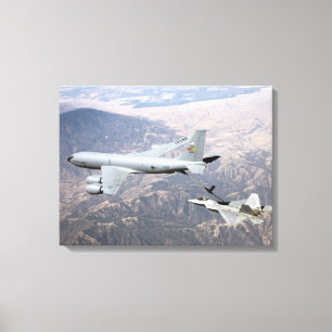 Ein Raubvogel F-22 empfängt Brennstoff von einem Leinwanddruck