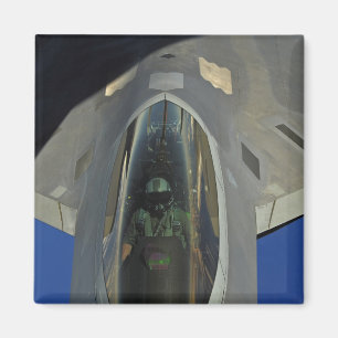 Ein Raubvogel F-22 empfängt Brennstoff von einem Magnet