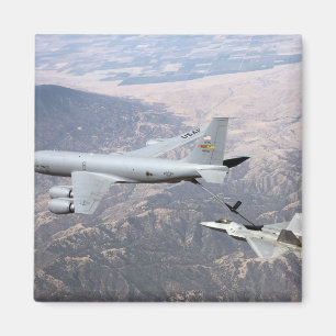 Ein Raubvogel F-22 empfängt Brennstoff von einem Magnet