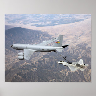 Ein Raubvogel F-22 empfängt Brennstoff von einem Poster