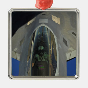 Ein Raubvogel F-22 empfängt Brennstoff von einem Silbernes Ornament