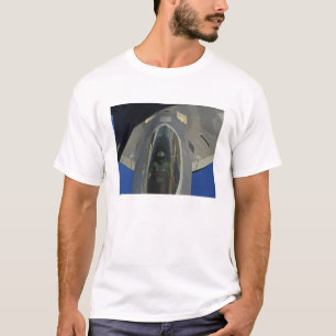 Ein Raubvogel F-22 empfängt Brennstoff von einem T-Shirt