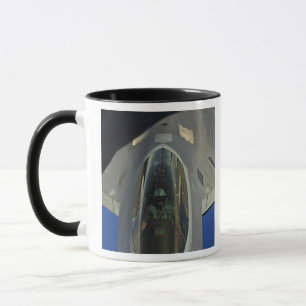 Ein Raubvogel F-22 empfängt Brennstoff von einem Tasse