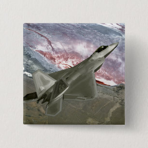 Ein Raubvogel F/A-22 fliegt eine Button