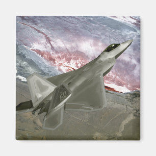Ein Raubvogel F/A-22 fliegt eine Magnet