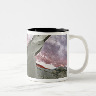 Ein Raubvogel F/A-22 fliegt eine Zweifarbige Tasse