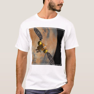 Ein Raumfahrzeug, das Mars umkreist. T-Shirt