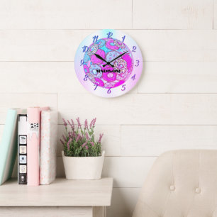 Ein Regenbogen der Farben, ein rosa Donut mit eine Große Wanduhr