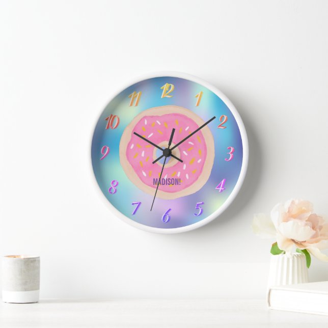 Ein Regenbogen der Farben, ein rosa Donut mit eine Uhr (Zuhause)