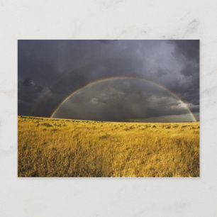 Ein Regenbogen erscheint durch einen nebligen Nach Postkarte