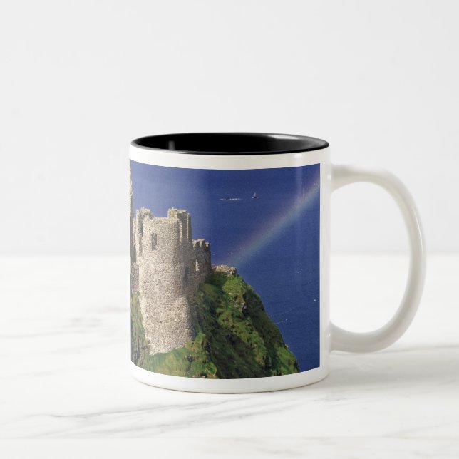Ein Regenbogen fällt auf das mittelalterliche Dunl Zweifarbige Tasse (Rechts)