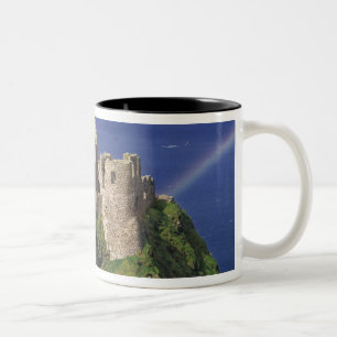 Ein Regenbogen trifft die mittelalterliche Burg Du Zweifarbige Tasse