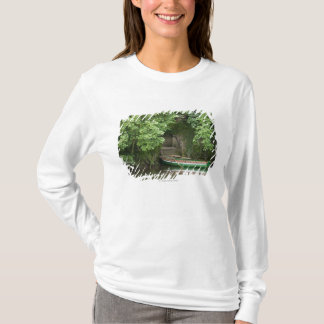 Ein Reihen-Boot Roped an irgendeiner Treppe T-Shirt