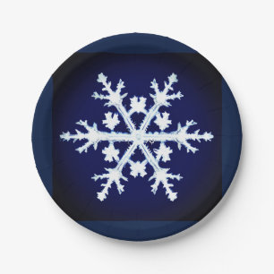 Ein Rieseneis-Crystal-Schneeflocke auf Dark Indigo Pappteller