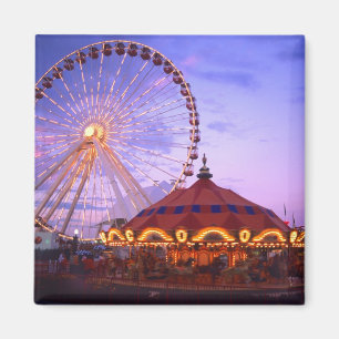 Ein Riesenrad und Karussell am Marinepier in Magnet