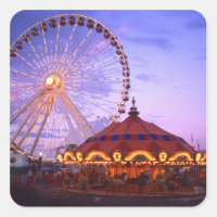 Ein Riesenrad und Karussell am Marinepier in