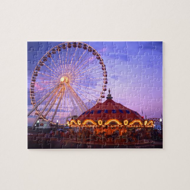 Ein Riesenrad und Karussell am Navy Pier in (Horizontal)