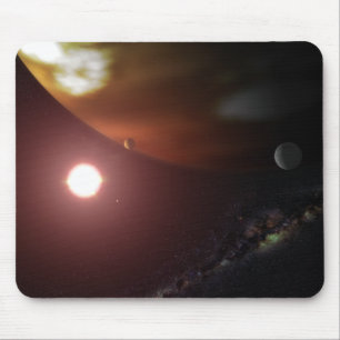 Ein riesiger Planet, der einen roten Zwergstar umk Mousepad