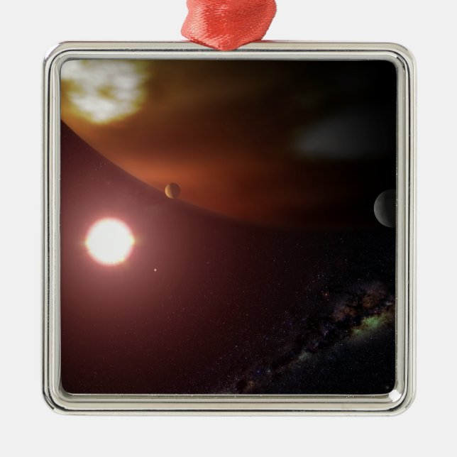 Ein riesiger Planet, der einen roten Zwergstar umk Silbernes Ornament (Vorne)