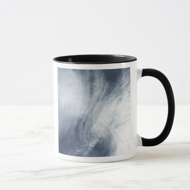 Ein riesiger Whirlpool, der Wirbel über dem Meer b Tasse (Rechts)
