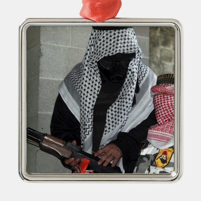 Ein Rollenspielfeind, der einen Dummy abrüstet Silbernes Ornament (Vorne)