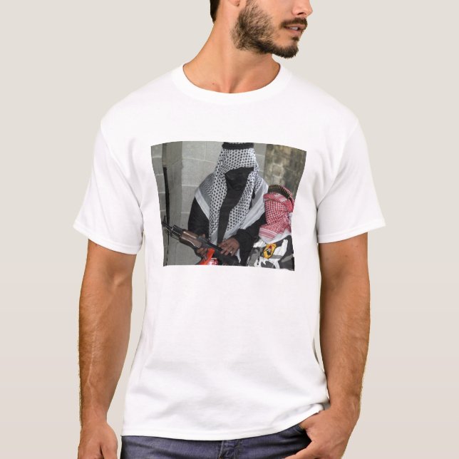 Ein Rollenspielfeind, der einen Dummy abrüstet T-Shirt (Vorderseite)