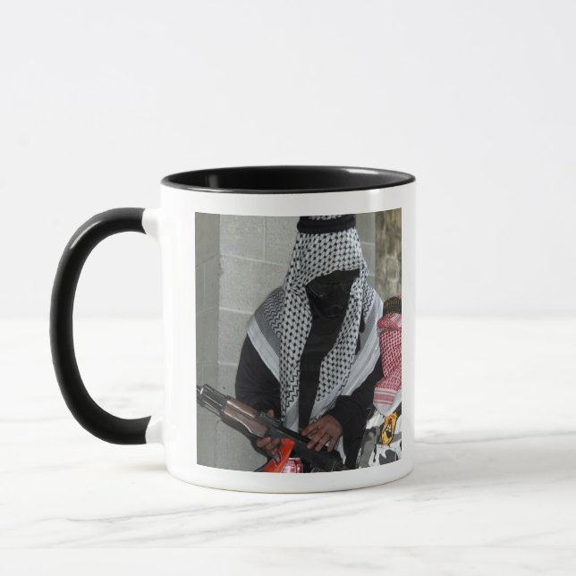 Ein Rollenspielfeind, der einen Dummy abrüstet Tasse (Links)