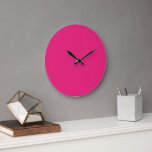 Ein rosa Quadrat mit weißem Rand, das einen Schwan Große Wanduhr<br><div class="desc">Mit diesem eleganten, rosa Platz mit einem klaren weißen Rand lassen Sie Ihren Platz angenehm ausklingen. Der krasse Kontrast zwischen den beiden Farben schafft einen auffallenden visuellen Effekt, der sicher jedem Betrachter die Aufmerksamkeit zuteil werden lässt. Mit viel Liebe zum Detail gestaltet, ist dieses Stück perfekt geeignet, um jedem Zimmer...</div>