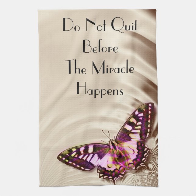 Ein rosa Schmetterling auf cremefarbenem Satin-Hin Geschirrtuch (Vertikal)