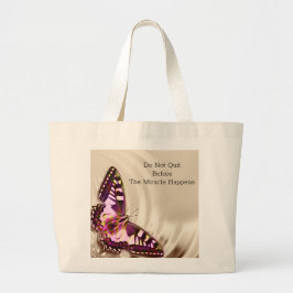 Ein rosa Schmetterling auf cremefarbenem Satin-Hin Jumbo Stoffbeutel
