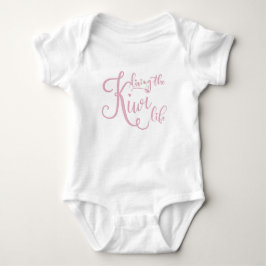 Ein rosa und weiß lebender Kiwi Life Baby Body Anz Strampler